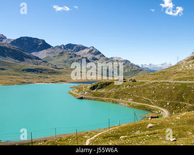 Berninapass, Schweiz - 24. August 2016: Gletscher der Alpen Umstände und schwarzen und weißen Seen. Stockfoto