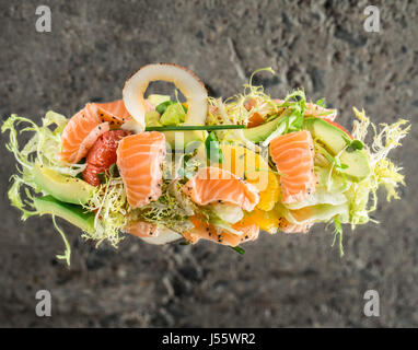 Frischer Lachs-Salat mit Gemüse Stockfoto