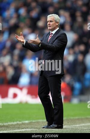 MARK HUGHES STOKE CITY FC-MANAGER STOKE CITY FC MANAGER ETIHAD STADIUM MANCHESTER ENGLAND 22. Februar 2014 Stockfoto