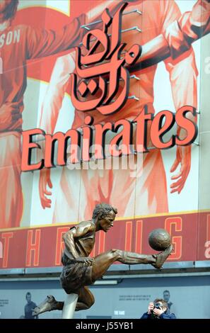 DENNIS BERGKAMP STATUE EMIRATES Stadion EMIRATES Stadion EMIRATES Stadion LONDON ENGLAND 8. März 2014 Stockfoto