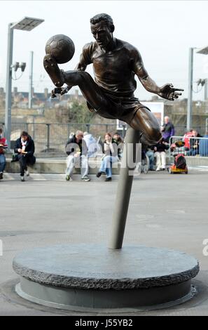 DENNIS BERGKAMP STATUE EMIRATES Stadion EMIRATES Stadion EMIRATES Stadion LONDON ENGLAND 8. März 2014 Stockfoto