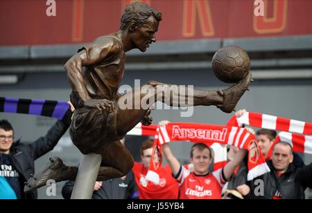 DENNIS BERGKAMP STATUE EMIRATES Stadion EMIRATES Stadion EMIRATES Stadion LONDON ENGLAND 8. März 2014 Stockfoto