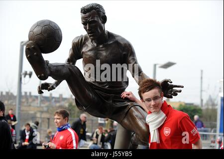 DENNIS BERGKAMP STATUE EMIRATES Stadion EMIRATES Stadion EMIRATES Stadion LONDON ENGLAND 8. März 2014 Stockfoto