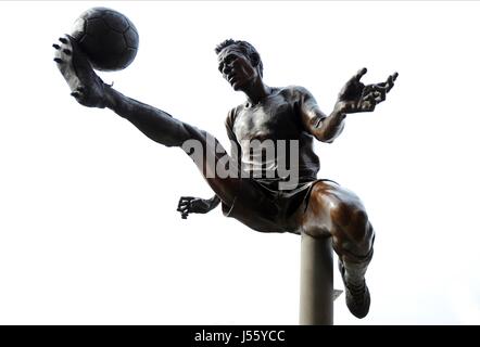 DENNIS BERGKAMP STATUE EMIRATES Stadion EMIRATES Stadion EMIRATES Stadion LONDON ENGLAND 8. März 2014 Stockfoto