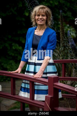 UM 14:00 DIENSTAG 16. MAI MIT EINEM EMBARGO. Tracey Topping, 47, aus Northampton, während des Telefonats Foto auf Dachgärten in Kensington, London, nachdem er als Schlankheits-weltweit größte Verlierer 2017 nach einem Gewichtsverlust von 18 Stein- and -Drop von einer Kleidergröße 34/36 bis 10/12 angekündigt. Stockfoto