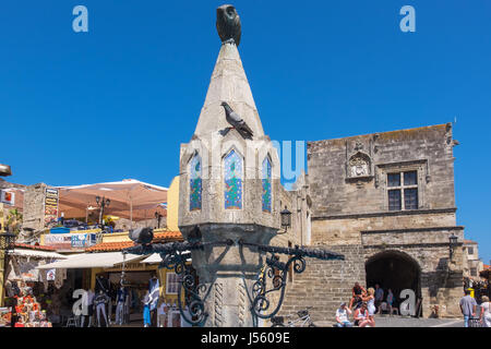 Sintrivani-Brunnen auf dem Hippokrates Platz in der historischen Altstadt entfernt. Rhodos, Griechenland Stockfoto