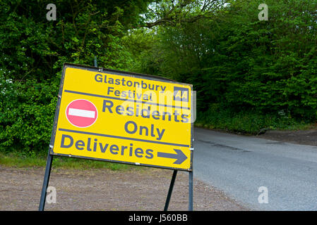 Kein Zutritt außerhalb von Glastonbury für Festivalbesucher, Somerset, England, Großbritannien Stockfoto