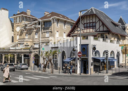 Häuser und Geschäfte von Luxus in einer Straße von Biarritz, Aquitaine, Frankreich. Stockfoto