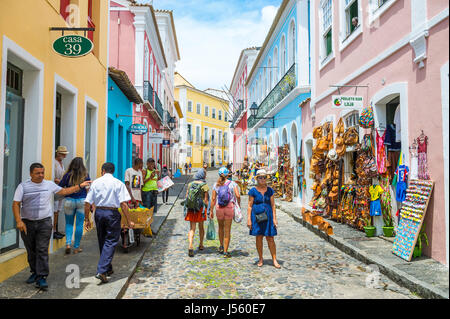 SALVADOR, Brasilien - 9. März 2017: Touristen vorbeigehen Souvenirläden, Taschen und lokales Kunsthandwerk säumen die gepflasterten Straßen von Pelourinho. Stockfoto