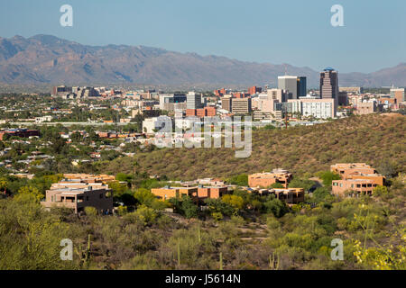 Tucson, Arizona, mit der Santa Catalina Mountains im Hintergrund. Stockfoto