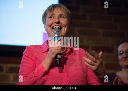 London, UK. 15. Mai 2017. Dr. Louise Irvine, der National Health Action Parteianwärter unterstützt durch die Progressive Alliance zu versuchen, Jeremy Hunt MP in South West Surrey, verdrängen befasst sich mit das "Building A Progressive Future" Launch-Event für die Progressive Allianz der Brauerei in der City of London. Bildnachweis: Mark Kerrison/Alamy Live-Nachrichten Stockfoto