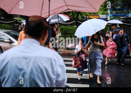 Bangkok. 16. Mai 2017. Leute schicken ihre Kinder in die Schule am ersten Tag eines neuen Semesters in Bangkok, Thailand, 16. Mai 2017. Die meisten Schulen in Thailand begann ein neues Semester am Dienstag, nach einer zweimonatigen Sommerferien von März bis Mai. Bildnachweis: Li Mangmang/Xinhua/Alamy Live-Nachrichten Stockfoto