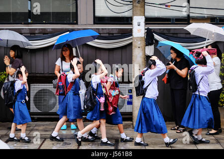 Bangkok. 16. Mai 2017. Schüler Fuß zur Schule am ersten Tag eines neuen Semesters in Bangkok, Thailand, 16. Mai 2017. Die meisten Schulen in Thailand begann ein neues Semester am Dienstag, nach einer zweimonatigen Sommerferien von März bis Mai. Bildnachweis: Li Mangmang/Xinhua/Alamy Live-Nachrichten Stockfoto