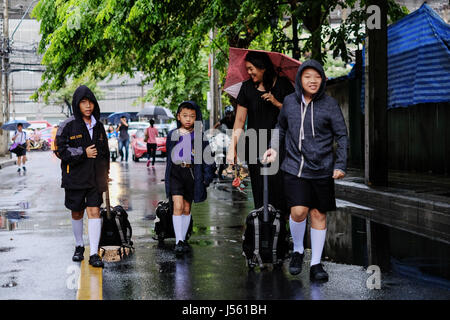 Bangkok. 16. Mai 2017. Schüler Fuß zur Schule am ersten Tag eines neuen Semesters in Bangkok, Thailand, 16. Mai 2017. Die meisten Schulen in Thailand begann ein neues Semester am Dienstag, nach einer zweimonatigen Sommerferien von März bis Mai. Bildnachweis: Li Mangmang/Xinhua/Alamy Live-Nachrichten Stockfoto