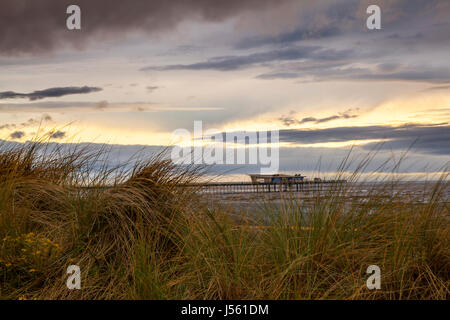 Southport, Merseyside.  Großbritannien Wetter. 16. Mai 2017. Seltsame Wolken über das Resort.  Ob Regen oder Sonnenschein, warm und feucht.  Prognose ist für bewölkt mit Ausbrüchen von Regen, aber immer wärmer im Nordwesten von England. Kredite; MediaWorldImages/AlamyLiveNews. Stockfoto