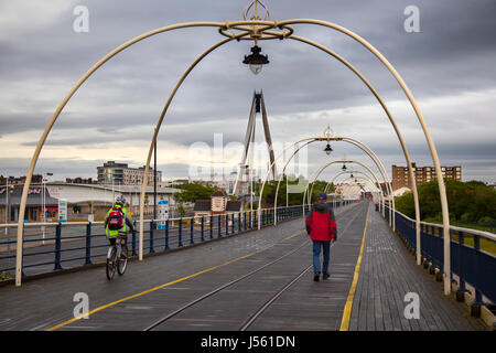 Southport, Merseyside.  Großbritannien Wetter. 16. Mai 2017. Seltsame Wolken über das Resort.  Ob Regen oder Sonnenschein, warm und feucht.  Prognose ist für bewölkt mit Ausbrüchen von Regen, aber immer wärmer im Nordwesten von England. Kredite; MediaWorldImages/AlamyLiveNews. Stockfoto