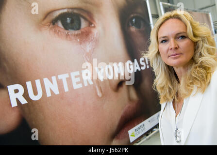 München, Deutschland. 16. Mai 2017. Therapeut Katharina Koerner vor einem Plakat zur Sensibilisierung für die Gefahren der Geschwindigkeitsüberschreitung in München, Deutschland, 16. Mai 2017. Koerner Sohn, Ehemann und Bruder starb bei einem Autounfall im Jahr 2005. Foto: Peter Kneffel/Dpa/Alamy Live News Stockfoto