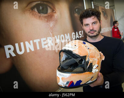 München, Deutschland. 16. Mai 2017. Berliner Tontechniker Til Schwartz hält seines toten Bruders beschädigte Motorradhelm in München, Deutschland, 16. Mai 2017. Schwartz ist Teil einer neuen Kampagne zur Sensibilisierung für die Gefahren der Beschleunigung ausgelegt. Foto: Peter Kneffel/Dpa/Alamy Live News Stockfoto