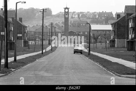 The Boulevard, Buttershaw Estate, Bradford, West Yorkshire, Großbritannien. Ein weitläufiger Gemeinderat der 1950er Jahre wohnungssystem des rates. Schwarz-Weiß-Bilder von 1982 zeigen die düstere Umgebung eines typischen nordenglischen Arbeiterunterbeckens. Stockfoto