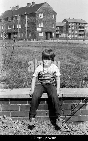 The Boulevard, Buttershaw Estate, Bradford, West Yorkshire, Großbritannien. Ein weitläufiger Gemeinderat der 1950er Jahre wohnungssystem des rates. Schwarz-Weiß-Bilder von 1982 zeigen die düstere Umgebung eines typischen nordenglischen Arbeiterunterbeckens. Stockfoto