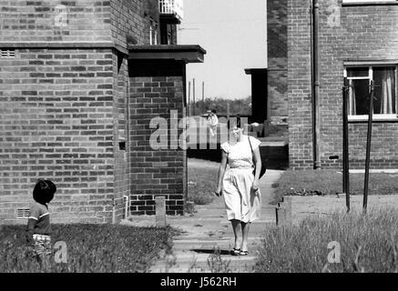 The Boulevard, Buttershaw Estate, Bradford, West Yorkshire, Großbritannien. Ein weitläufiger Gemeinderat der 1950er Jahre wohnungssystem des rates. Schwarz-Weiß-Bilder von 1982 zeigen die düstere Umgebung eines typischen nordenglischen Arbeiterunterbeckens. Stockfoto