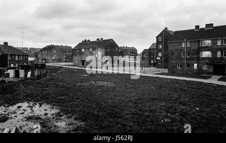 The Boulevard, Buttershaw Estate, Bradford, West Yorkshire, Großbritannien. Ein weitläufiger Gemeinderat der 1950er Jahre wohnungssystem des rates. Schwarz-Weiß-Bilder von 1982 zeigen die düstere Umgebung eines typischen nordenglischen Arbeiterunterbeckens. Stockfoto