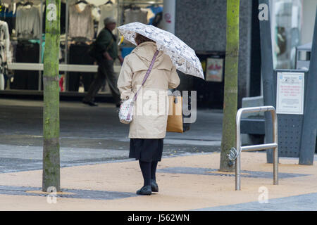 Southport, Merseyside. 16. Mai 2017. Großbritannien Wetter.  Schwere Regenschauer Gießen Sie hinunter auf die Käufer das schreckliche Wetter trotzen, wie sie in die Innenstadt in Southport in Merseyside gehen.  Weitere Duschen und zunehmende Winde im Laufe des Tages erwartet.  Bildnachweis: Cernan Elias/Alamy Live-Nachrichten Stockfoto