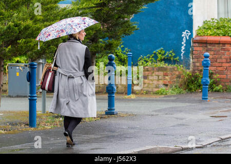 Southport, Merseyside. 16. Mai 2017. Großbritannien Wetter.  Schwere Regenschauer Gießen Sie hinunter auf die Käufer das schreckliche Wetter trotzen, wie sie in die Innenstadt in Southport in Merseyside gehen.  Weitere Duschen und zunehmende Winde im Laufe des Tages erwartet.  Bildnachweis: Cernan Elias/Alamy Live-Nachrichten Stockfoto