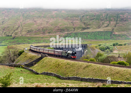 Ribblehead, Yorkshire, Großbritannien. 16. Mai 2017. Die Flying Scotsman kreuzt das Ribblehead-Viadukt in der Yorkshire Dales National Park; mit der "Kathedralen Express", Edinburgh-Crewe; Kredit-16. Mai: John Bentley/Alamy Live-Nachrichten Stockfoto