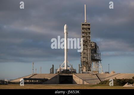 Die SpaceX Falcon 9 Rakete tragen die Inmarsat-5 F4 Satelliten bereitet, aufzubrechen vom Launch Complex 39A am Kennedy Space Center 15. Mai 2017 in Cape Canaveral, Florida. Die Rakete benötigt erhöhte Kapazität, die massiven Doppeldecker-Bus Größe 6.100 Kilogramm Inmarsat-5 F4 Satelliten in den Weltraum zu heben. Stockfoto