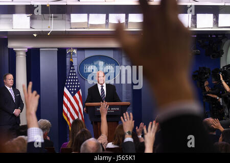 Washington, USA. 16. Mai 2017. U.S. National Security Advisor H.R. McMaster (C) nimmt Fragen von Reportern während einer Pressekonferenz im Weißen Haus in Washington, DC, USA, am 16. Mai 2017. National Security Advisor H.R. McMaster, sagte am Dienstag, das sei "völlig angemessen" für Präsident Donald Trump Verschlusssachen mit russischen Beamten bei ihrem Treffen im Oval Office letzte Woche zu teilen. Bildnachweis: Yin Bogu/Xinhua/Alamy Live-Nachrichten Stockfoto