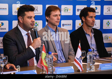 FLORIAN'POLIS, SC - 16.05.2017: Kollektive mit MINISTER SPORT IN FLORIPA - der Minister für Sport, Leonardo Picciani, nahm an eine Pressekonferenz, um die Stadt Florianópolis als Hauptquartier des brasilianischen Tennis Bund (CBT) officialize. CBT-Präsident Rafael Westrupp auch angekündigt, dass das Land das goldene-Zertifikat der International Tennis Federation erhielt, und das einzige Land in Lateinamerika zum Titelgewinn der Orte ist wo es Hingabe und Entwicklung von qualifizierten Fachleuten, wie Lehrer und Tennistrainer. Teilnahme an der Veranstaltung waren th Stockfoto