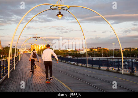 Southport, Merseyside, England. 16. Mai 2017. Großbritannien Wetter. Farbenfrohen Sonnenuntergang über Southport den viktorianischen Pier als Wanderer und Radfahrer nehmen Übung auf 2. längste Pier in England.  Clearing-Himmel am Abend nach ein Tag voller Sonnenschein und Duschen, aber die Prognose für den Regen zurück ist.  Bildnachweis: MediaWorldImages/AlamyLiveNews Stockfoto