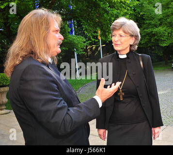 München, Deutschland. 16. Mai 2017. Deutsch-ungarische Musiker und Komponist Leslie Mandoki (L) im Gespräch mit Landesbischof Susanne Breit-Kessler vor dem Empfang der bayerische Europa-Medaille, auch bekannt als die Medaille für außerordentliche Verdienste um Bayern in einem Vereinten Europa, in München, Deutschland, 16. Mai 2017. Foto: Ursula Düren/Dpa/Alamy Live News Stockfoto