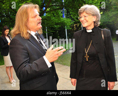 München, Deutschland. 16. Mai 2017. Deutsch-ungarische Musiker und Komponist Leslie Mandoki (L) im Gespräch mit Landesbischof Susanne Breit-Kessler vor dem Empfang der bayerische Europa-Medaille, auch bekannt als die Medaille für außerordentliche Verdienste um Bayern in einem Vereinten Europa, in München, Deutschland, 16. Mai 2017. Foto: Ursula Düren/Dpa/Alamy Live News Stockfoto