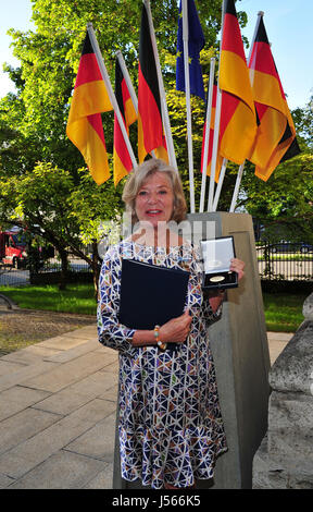 München, Deutschland. 16. Mai 2017. Deutsche Schauspielerin Jutta Speidel stellt nach Erhalt der bayerische Europa-Medaille, auch bekannt als die Medaille für außerordentliche Verdienste um Bayern in einem Vereinten Europa, in München, Deutschland, 16. Mai 2017. Foto: Ursula Düren/Dpa/Alamy Live News Stockfoto