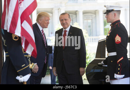 US-Präsident Donald J. Trump begrüßt Präsident Recep Tayyip Erdogan der Türkei ins Weiße Haus zu Gesprächen in Washington, DC, 16. Mai 2017. Bildnachweis: Chris Kleponis/CNP /MediaPunch Stockfoto