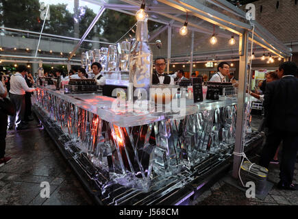 Tokio, Japan. 16. Mai 2017. Barkeeper warten Kunden an der "Hoppy-Eisbar" an der Tokyo Akasaka Bezirk in Tokio auf Dienstag, 16. Mai 2017. Die Menschen genießen einen Abend-Event mit 22 m langen Eis gemacht Zähler, mit einem Gewicht von 6 Tonnen, produziert von Ice carving-Künstler von Okamoto Studio mit in New York Sitz. Kredite: Yoshio Tsunoda/AFLO/Alamy Live-Nachrichten Stockfoto