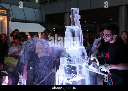 Tokio, Japan. 16. Mai 2017. Ein Ice carving-Künstler aus New York macht eine Eis-Skulptur für die "Hoppy-Eisbar" auf Tokios Akasaka Bezirk in Tokio auf Dienstag, 16. Mai 2017. Die Menschen genießen einen Abend-Event mit 22 m langen Eis gemacht Zähler, mit einem Gewicht von 6 Tonnen, produziert von Ice carving-Künstler von Okamoto Studio mit in New York Sitz. Kredite: Yoshio Tsunoda/AFLO/Alamy Live-Nachrichten Stockfoto