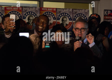 Philadelphia, USA. 16. Mai 2017. Larry Krasner befasst sich eine Menschenmenge versammelt, um seinen Sieg bei den Vorwahlen der Demokraten für Philadelphia District Attorney, Dienstag, 16. Mai 2017 feiern. Bildnachweis: Michael Candelori/Alamy Live-Nachrichten Stockfoto