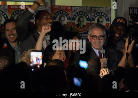 Philadelphia, USA. 16. Mai 2017. Larry Krasner befasst sich eine Menschenmenge versammelt, um seinen Sieg bei den Vorwahlen der Demokraten für Philadelphia District Attorney, Dienstag, 16. Mai 2017 feiern. Bildnachweis: Michael Candelori/Alamy Live-Nachrichten Stockfoto