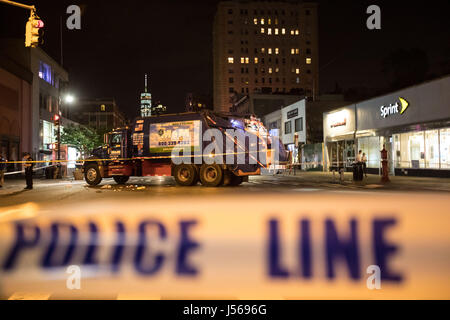 Manhattan, USA. 16. Mai 2017. Eine 60 Jahre alte Frau wurde getroffen und getötet von einem Müllwagen zwischen Sixth Avenue und 8th Street in Greenwich Village in Manhattan in der Stadt New York am Dienstag Abend. Bildnachweis: Brasilien Foto Presse/Alamy Live-Nachrichten Stockfoto