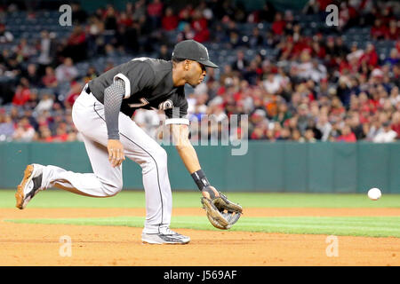 Los Angeles, USA. 16. Mai 2017. Chicago White Sox Shortstop Tim Anderson #7 lädt einen Boden-Ball im Spiel zwischen den Chicago White Sox und die Los Angeles Angels of Anaheim, Angel Stadium in Anaheim, CA, Credit: Cal Sport Media/Alamy Live News Stockfoto
