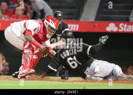 Los Angeles, USA. 16. Mai 2017. Los Angeles Angels Catcher Martin Maldonado #12 Stichwörter aus Chicago White Sox linker Feldspieler Willy Garcia #61 zu Hause Platte im 9. Inning im Spiel zwischen den Chicago White Sox und die Los Angeles Angels of Anaheim, Angel Stadium in Anaheim, CA, Credit: Cal Sport Media/Alamy Live News Stockfoto