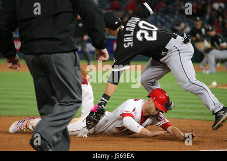 Los Angeles, USA. 16. Mai, 2017.Chicago White Sox zweiter Basisspieler Tyler Saladino #20 Stichwörter, eine gleitende Los Angeles Angels Shortstop Andrelton Simmons #2 in der dritten Base als er versucht, auf ein Grounder im neunten Inning im Spiel zwischen den Chicago White Sox und die Los Angeles Angels of Anaheim, Angel Stadium in Anaheim, CA, Kredit zu gelangen: Cal Sport Media/Alamy Live News Stockfoto