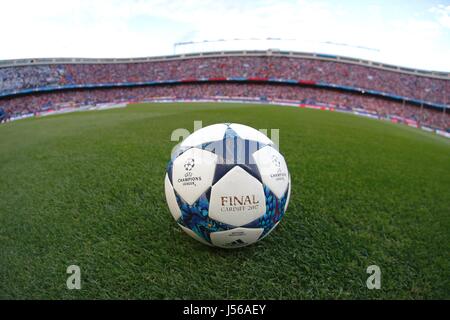 Gesamtansicht, 10. Mai 2017 - Fußball / Fußball: Spielball der UEFA Champions League Semi Finale zwischen Club Atletico de Madrid 2: 1-Real Madrid CF im Estadio Vicente Calderon in Madrid, Spanien Match. (Foto von Mutsu Kawamori/AFLO) [3604] Stockfoto