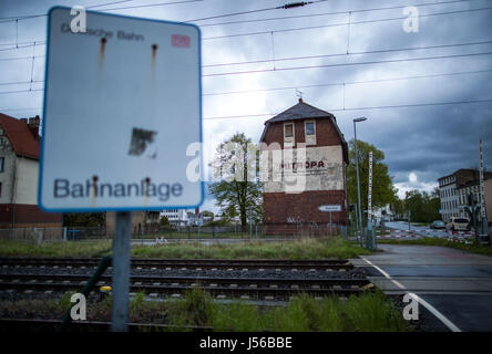 Pasewalk, Deutschland. 10. Mai 2017. Ein Mitropa-Zeichen auf der Seite ein leeres Haus in Pasewalk, Deutschland, 10. Mai 2017. Mitropa, Abkürzung für Mitteleuropa oder "Central Europe" in deutscher Sprache, war ein deutscher Zug Unternehmen für catering und schlafen Kutschen in Deutschland von 1916 bis 1945 und danach in der DDR bis 1994 fusionierte mit der westdeutschen entspricht der Deutschen Bahn [dB] gefunden. Foto: Jens Büttner/Dpa-Zentralbild/ZB/Dpa/Alamy Live News Stockfoto