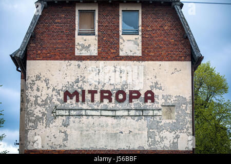 Pasewalk, Deutschland. 10. Mai 2017. Ein Mitropa-Zeichen auf der Seite ein leeres Haus in Pasewalk, Deutschland, 10. Mai 2017. Mitropa, Abkürzung für Mitteleuropa oder "Central Europe" in deutscher Sprache, war ein deutscher Zug Unternehmen für catering und schlafen Kutschen in Deutschland von 1916 bis 1945 und danach in der DDR bis 1994 fusionierte mit der westdeutschen entspricht der Deutschen Bahn [dB] gefunden. Foto: Jens Büttner/Dpa-Zentralbild/ZB/Dpa/Alamy Live News Stockfoto