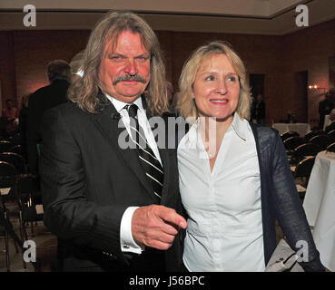 München, Deutschland. 16. Mai 2017. Musiker Leslie Mandoki und Frau Eva besuchen die bayerische Europa-Medaille-Preisverleihung im Prinz Carl Palais in München, 16. Mai 2017. Die Medaille ist für "besondere Verdienste für Bayern in einem Vereinten Europa." Foto: Ursula Düren/Dpa/Alamy Live News Stockfoto