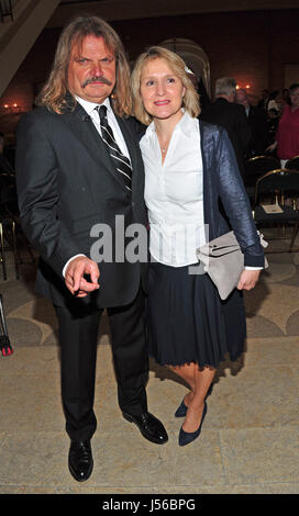 München, Deutschland. 16. Mai 2017. Musiker Leslie Mandoki und Frau Eva besuchen die bayerische Europa-Medaille-Preisverleihung im Prinz Carl Palais in München, 16. Mai 2017. Die Medaille ist für "besondere Verdienste für Bayern in einem Vereinten Europa." Foto: Ursula Düren/Dpa/Alamy Live News Stockfoto